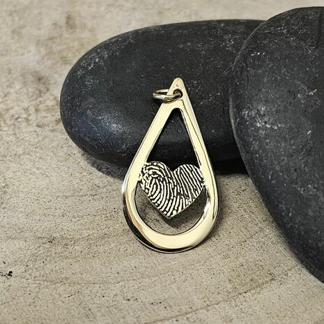 gouden traanhanger met vingerafdruk in hart